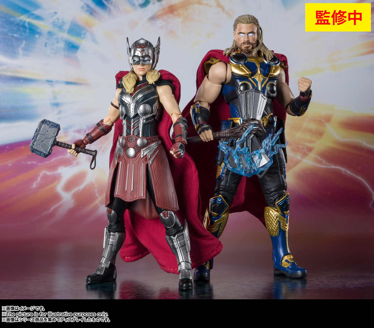 Jane (Natalie Portman) with Mjolnir and Thor (Chris Hemsworth) with Stormbreaker toys from Thor: Love and Thunder.